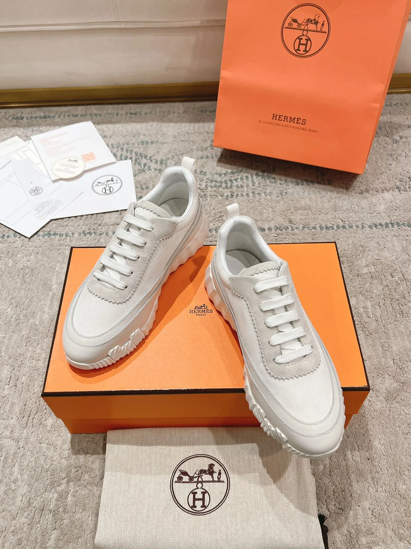 👟👟Ex-factory price 640👟👟 ‼ ️Top version 2024ss Hermès/Hermès new arrival in early autumn, casual shoes for couples👟Color-blocking design MM style, advanced fashion, simple and advanced, casual matching, very light and comfortable on the feet 🔘Upper: suede/cowhide 🔘Inner: sheepskin 🔘Outsole: original PU foam molding outsole 🔘Number of sizes: Women’s size 35-42 (40.41.42, custom made, non-refundable) Men’s size 39-46 (45.46, custom made, non-refundable) 🎁Original exquisite packaging